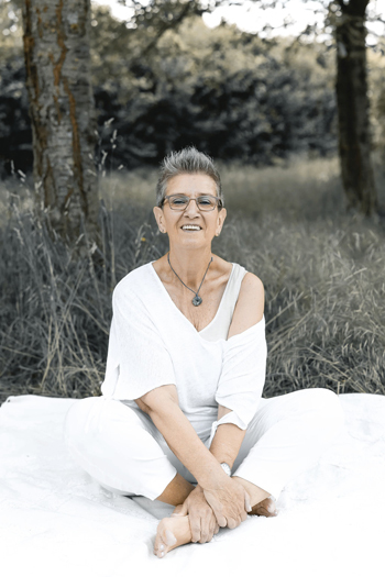 Jutta sitzt im Gras